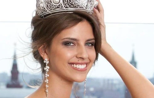 Tân Hoa hậu Nga làm từ thiện tại Việt Nam