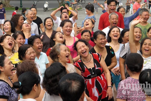 Sáng sớm lên hồ Gươm, xem người Hà Nội cười nắc nẻ