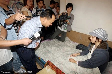 Giám đốc bệnh viện cúi đầu xin lỗi bà mẹ suýt mất con