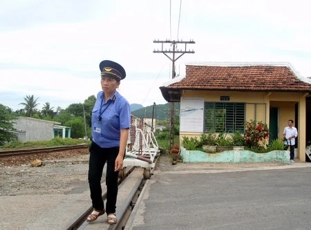 Nữ “kiện tướng an toàn” 20 năm gác tàu dưới đèo Hải Vân