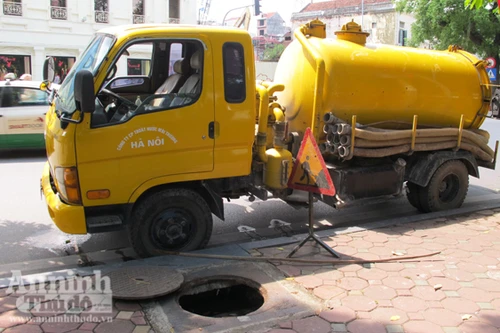 Nước bẩn tràn xuống hố ga, không phải xả từ ôtô
