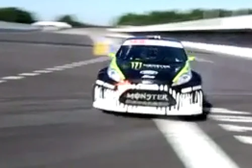 Xem màn drift xe siêu độc