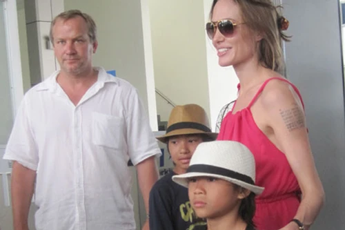 Angelina cùng Pax Thiên tạm biệt người Côn Đảo