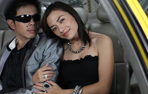 Tuyển 2 nhân viên chỉ để… đánh giày