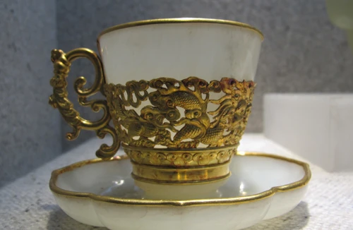 Tròn mắt xem chén vàng, đĩa ngọc cung đình