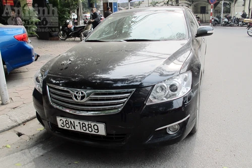 Lái xe Camry lao vào đường cấm, tông trực diện CSGT