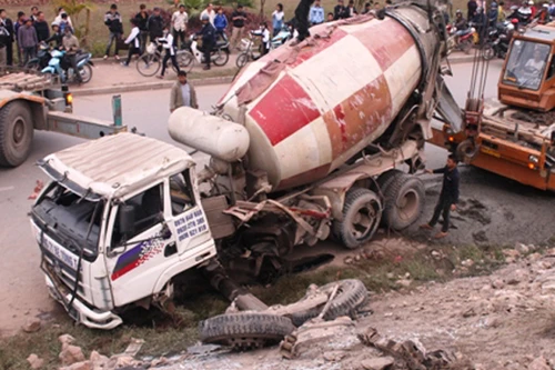 Nổ lốp, xe trộn bê tông lộn nhào từ trên cầu Thăng Long