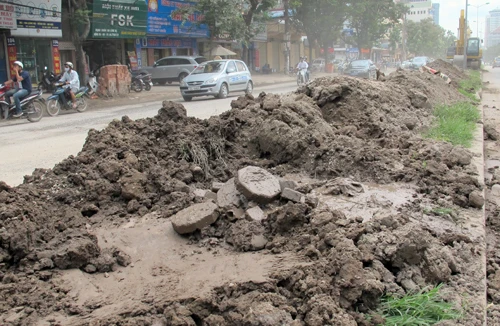 Mù mịt bụi đường, lổn nhổn đá dăm giữa nội đô