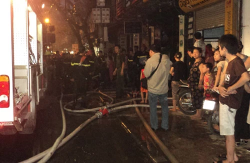 Một tối, phố Mã Mây xảy cháy 2 vụ, 2 người chết