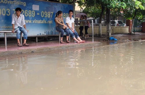 Mưa lớn 1h, đường Nguyễn Trãi ngập sâu 70cm