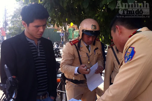 “Thiếu gia” đi BMW X6, “phun mưa” về phía công an