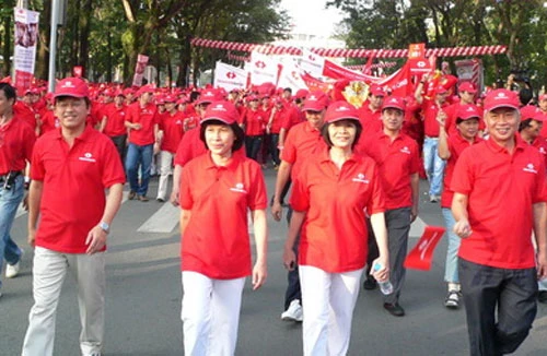 1000 người đi bộ xuyên Việt dọc theo quốc lộ 1A