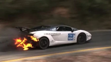 Lao về đích với chiếc Lamborghini cháy ngùn ngụt