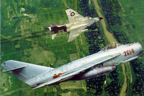 Gặp người phi công chuyên né ... tên lửa