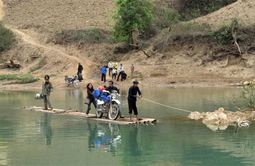 Lên đỉnh Mã Pí Lèng bằng… xe máy