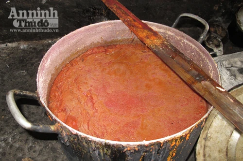 Nổi da gà với tương ớt giá “bèo”: 6.000 đồng/lít