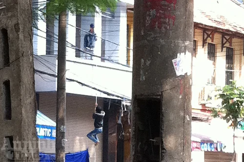 Giữa Hà Nội, đu dây vắt vẻo vào nhà như người rừng