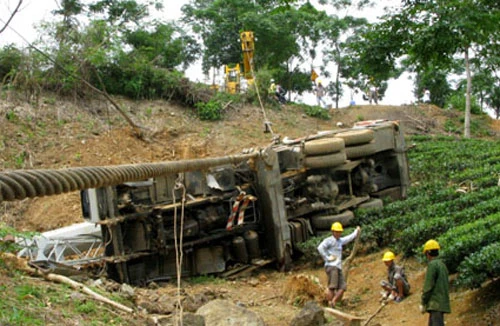 Thót tim xem cảnh cứu hộ xe lao xuống vực đèo Cón