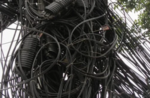 Khi cột điện hóa thành bó đuốc cháy rừng rực trên phố