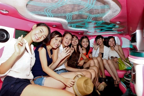 Thí sinh Top Model "choáng" vì được đón bằng Limousine