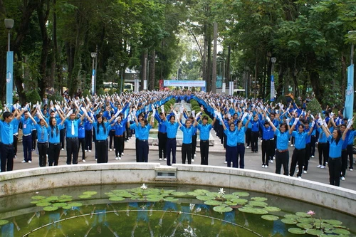 1.200 người cùng múa dân vũ bài "Con cào cào"