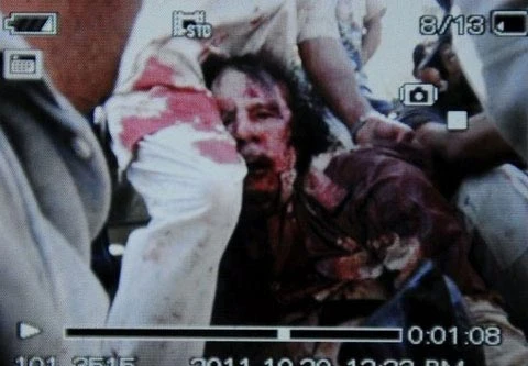 Muammar Gadhafi bị bắn chết