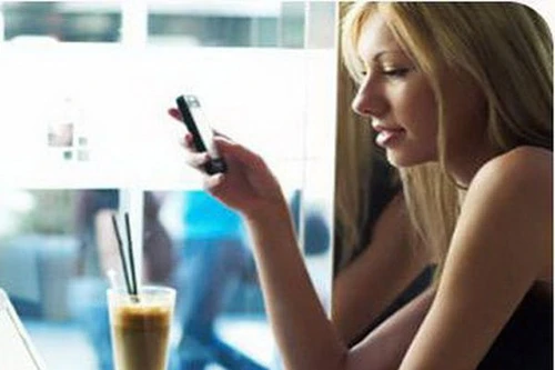 Sử dụng điện thoại giờ ăn trưa dễ mệt mỏi