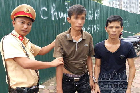 Đi xe gian, giấu ma túy và vam phá khóa trong người 