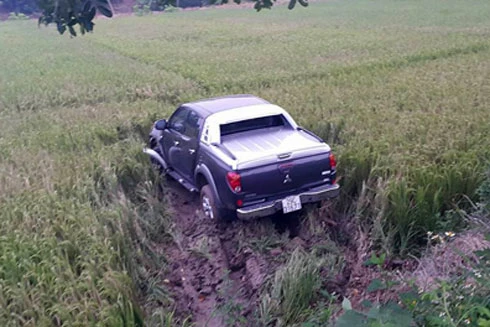 Va chạm giao thông, 2 xe "bay" xuống ruộng, 1 người tử vong