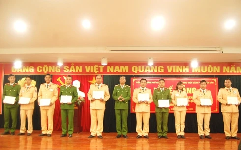 Trao bằng tốt nghiệp đại học cho 113 học viên hệ vừa học vừa làm khóa I