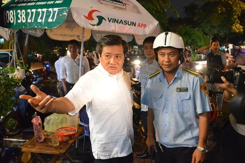 Ông Đoàn Ngọc Hải ra quân trong mưa, siêu xe bị xử lý