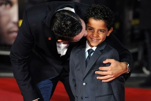 Con trai của Ronaldo chê bố chạy chậm hơn Bale