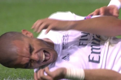 Hài hước với pha đóng kịch bất thành của Pepe