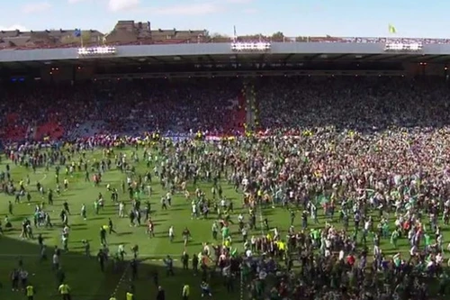 Kinh hoàng cảnh hàng nghìn CĐV gây hỗn loạn trên sân