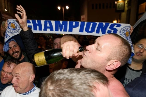 Leicester kiếm được bao nhiêu tiền từ chức vô địch Premier League?