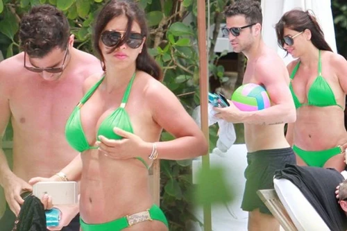 Fabregas đắm đuối với "máy bay bà già" trước thềm EURO 2016