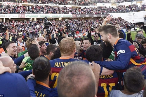 Suarez lập hat-trick, Barcelona vô địch La Liga