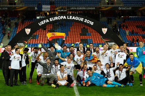 Hủy diệt Liverpool, Sevilla lần thứ ba liên tiếp vô địch Europa League