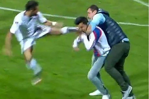 Sốc với cảnh fan cuồng tấn công trọng tài và bị cầu thủ đá kung-fu vào mặt