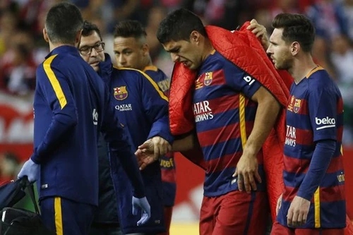 Suarez khóc nức nở khi phải rời sân vì chấn thương