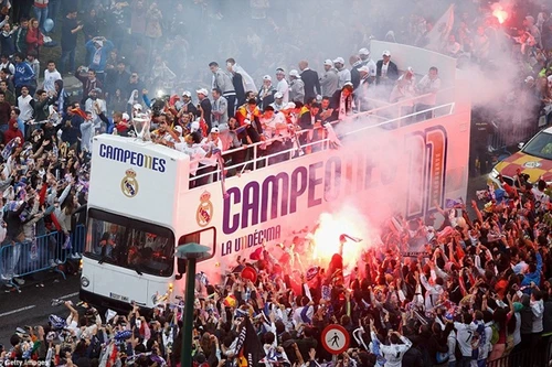 Hàng ngàn CĐV Real Madrid đổ ra đường chào đón nhà vô địch châu Âu 