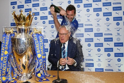 Ranieri tắm rượu sâm banh trong lễ mừng chiến thắng của Leicester