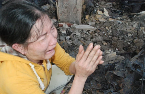 Tiểu thương “mót” vàng trong đống tro tàn