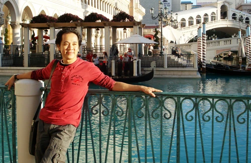 Người đàn ông với đôi mắt buồn 