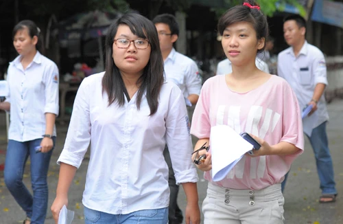 Điểm chuẩn ĐH, CĐ 2012: Ít trường tăng, nhiều trường giảm nhẹ 