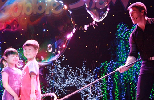 “Phù thủy bong bóng” Fan Yang nuôi ước bằng nghề đào cống