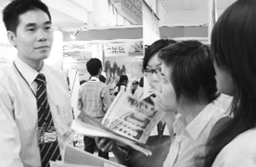 Gian nan sinh viên tìm việc làm (2): Khó vượt rào cản