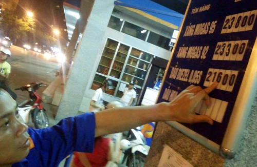 Vì sao giá xăng chỉ giảm 500 đồng/lít? 