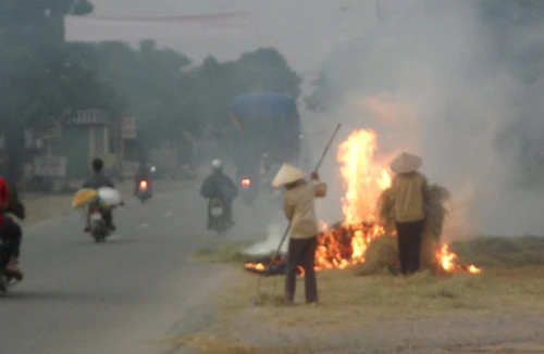 Đốt rơm dưới lòng đường 