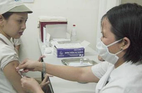 Người lớn cũng nên tiêm nhắc lại vaccine 